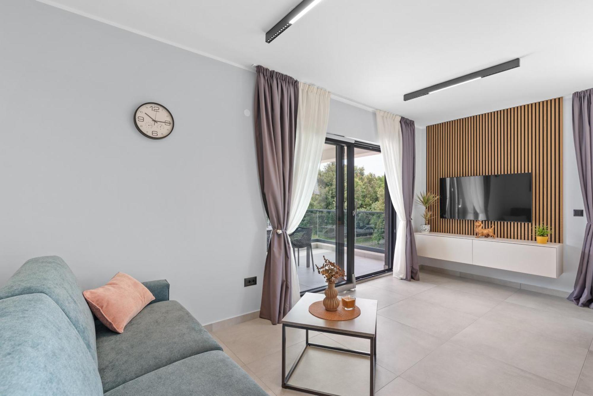 Alex Luxury Apartments Ровин Екстериор снимка