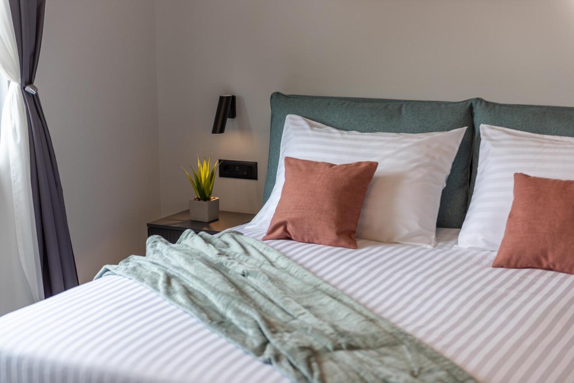 Alex Luxury Apartments Ровин Екстериор снимка