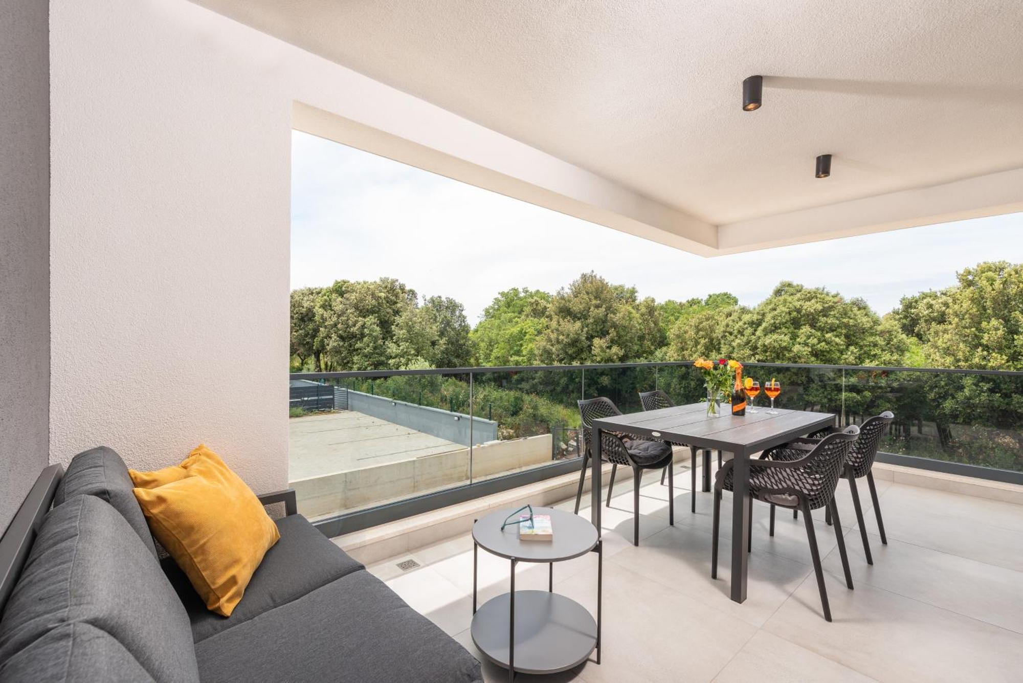 Alex Luxury Apartments Ровин Екстериор снимка
