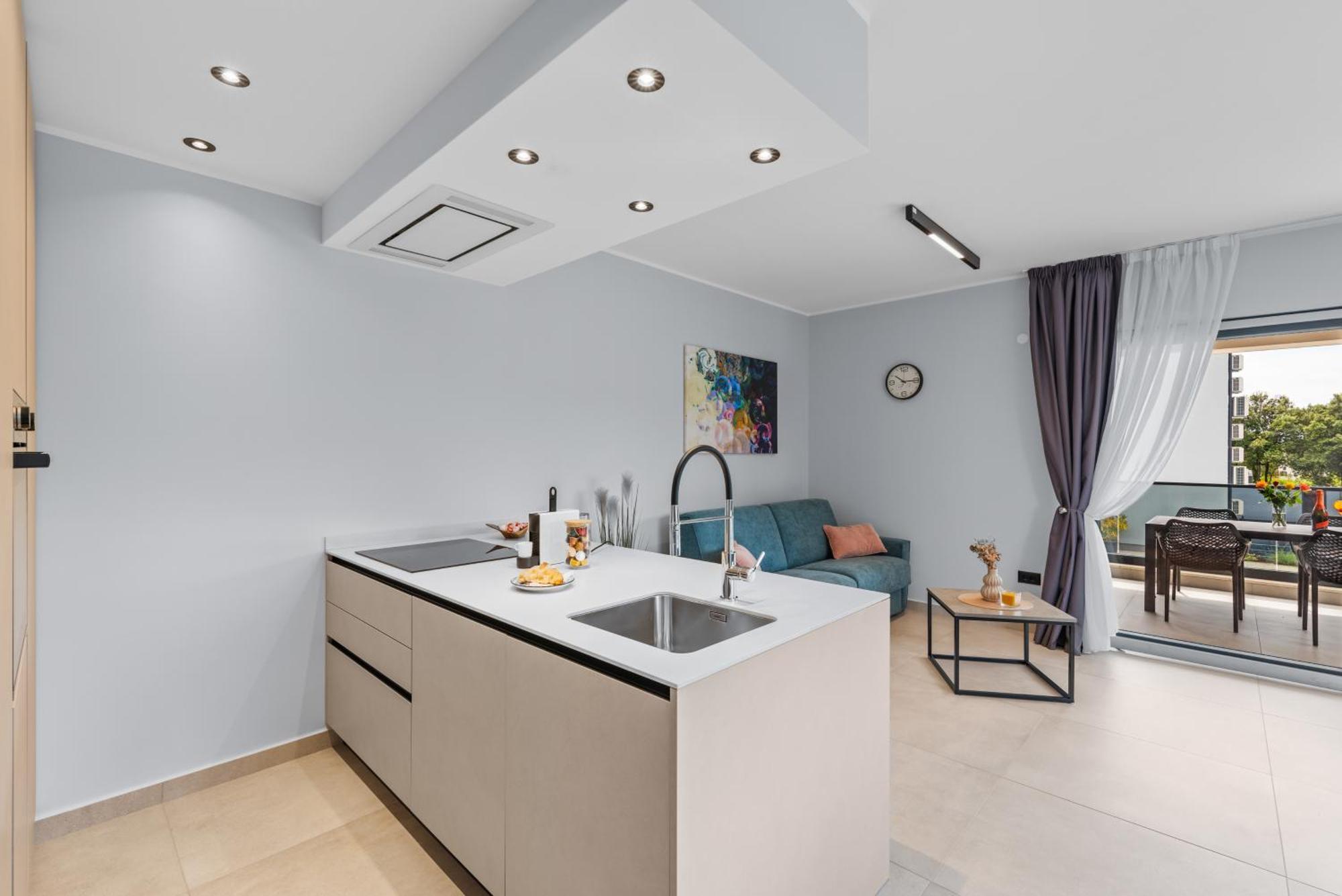 Alex Luxury Apartments Ровин Екстериор снимка