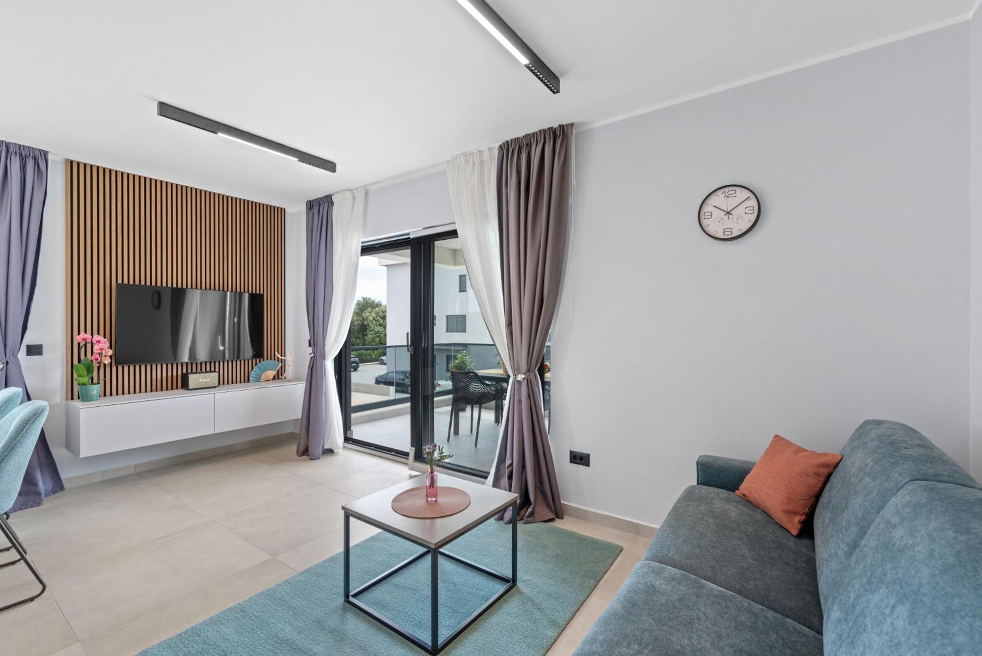 Alex Luxury Apartments Ровин Екстериор снимка