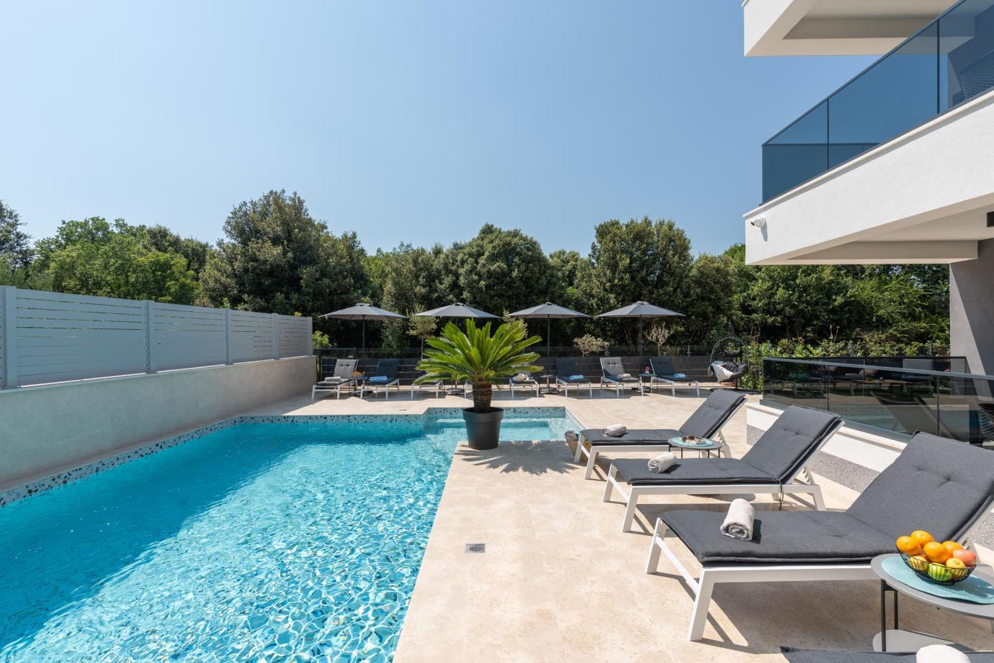 Alex Luxury Apartments Ровин Екстериор снимка
