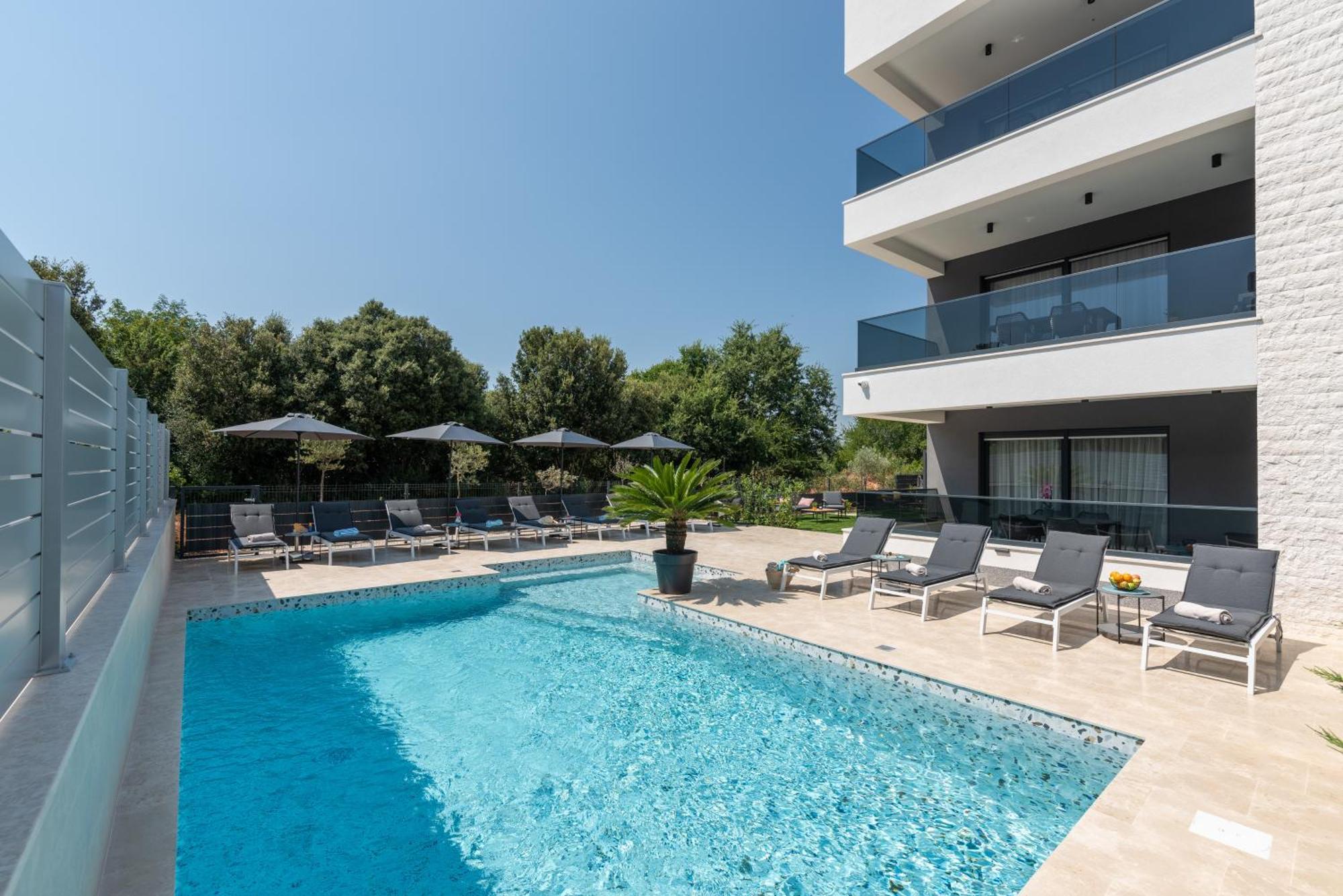 Alex Luxury Apartments Ровин Екстериор снимка