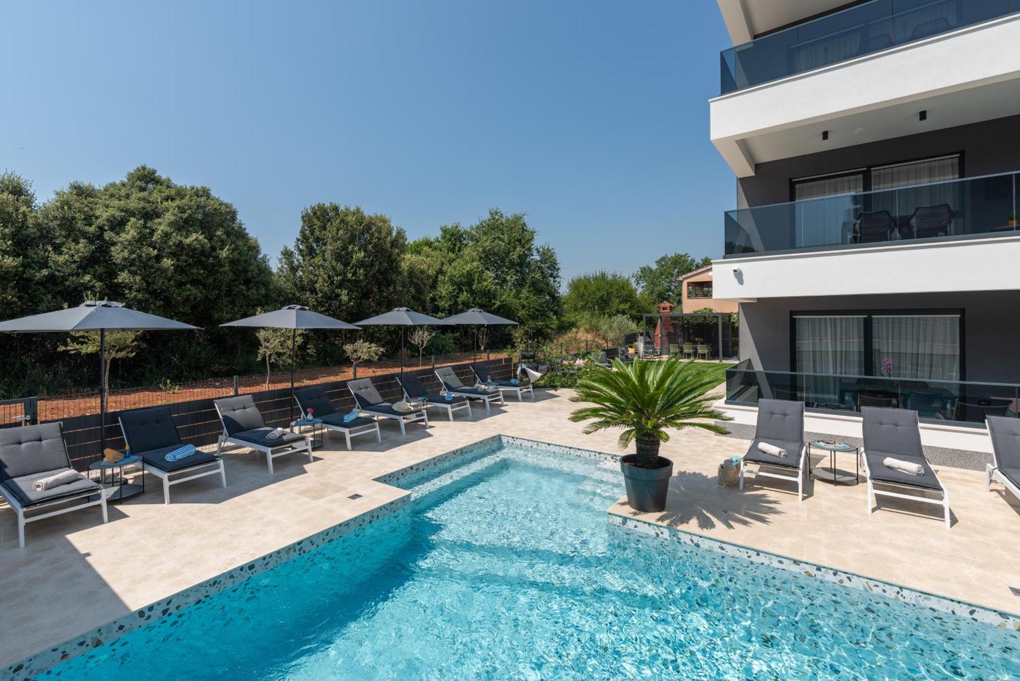 Alex Luxury Apartments Ровин Екстериор снимка