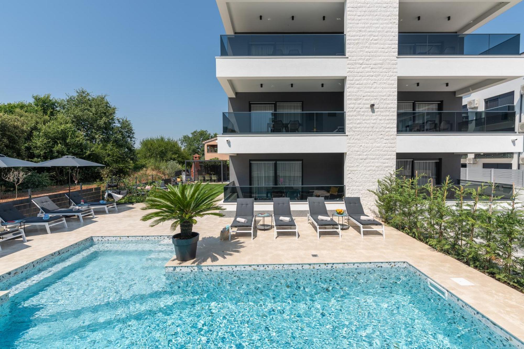 Alex Luxury Apartments Ровин Екстериор снимка