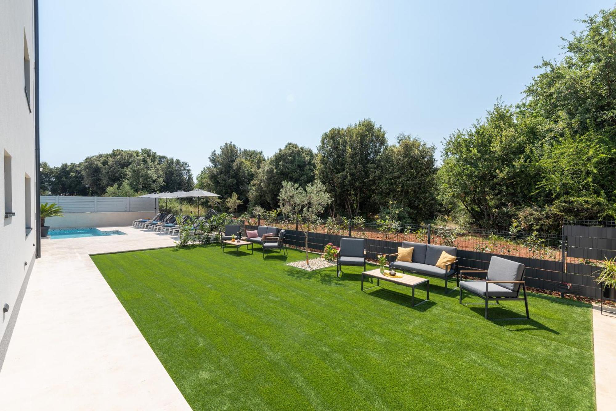 Alex Luxury Apartments Ровин Екстериор снимка