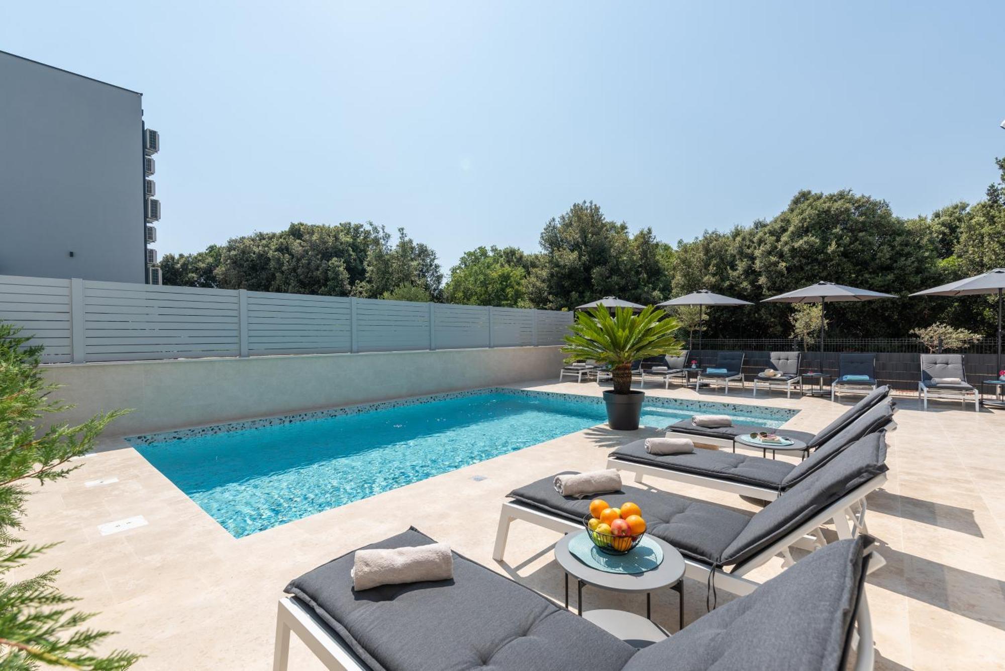 Alex Luxury Apartments Ровин Екстериор снимка